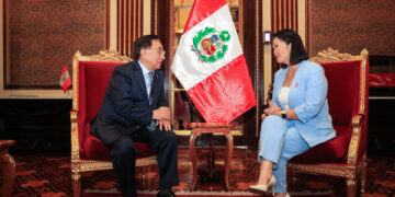 Keiko Fujimori se reúne en Palacio de Gobierno con el presidente interino de Perú