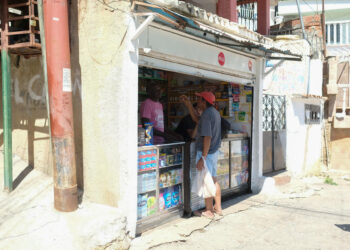 Comerciantes en La Guaira reabren entre la tragedia del terremoto para salvar sus negocios