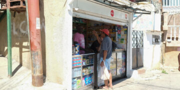 Comerciantes en La Guaira reabren entre la tragedia del terremoto para salvar sus negocios