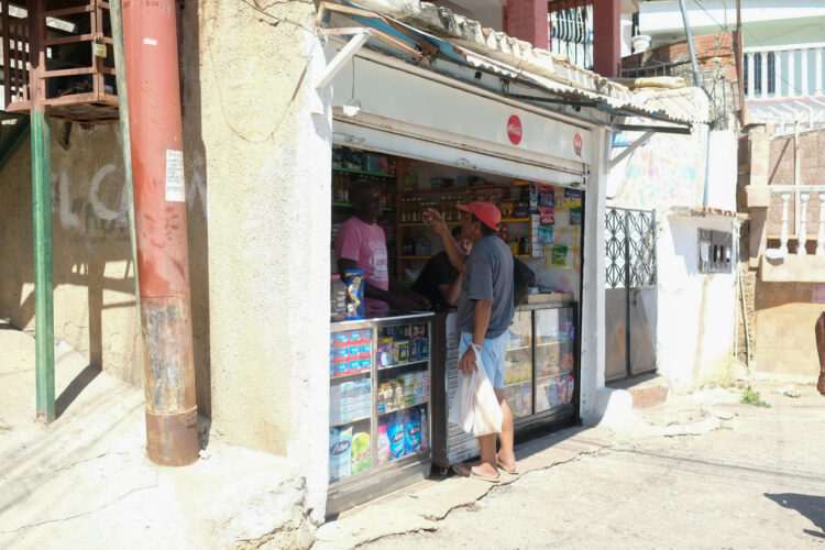 Una persona compra productos este martes, en Caraballeda (Venezuela). El Consejo Nacional del Comercio y los Servicios (Consecomercio) advierte de que no hay un censo real de los comercios afectados por los terremotos, pero estima que más de 250 pequeños y medianos comercios en La Guaira se vieron afectados, bien sea por pérdida total o parcial. EFE/ Xaume Olleros