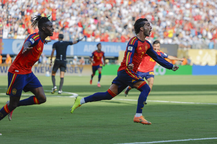 Ferrán Torres (d) de España celebra un gol este domingo, en la final del Mundial de la FIFA 2026 entre España y Argentina en el estadio MetLife en East Rutherford (NJ, EE.UU.). EFE/ Lavandeira Jr