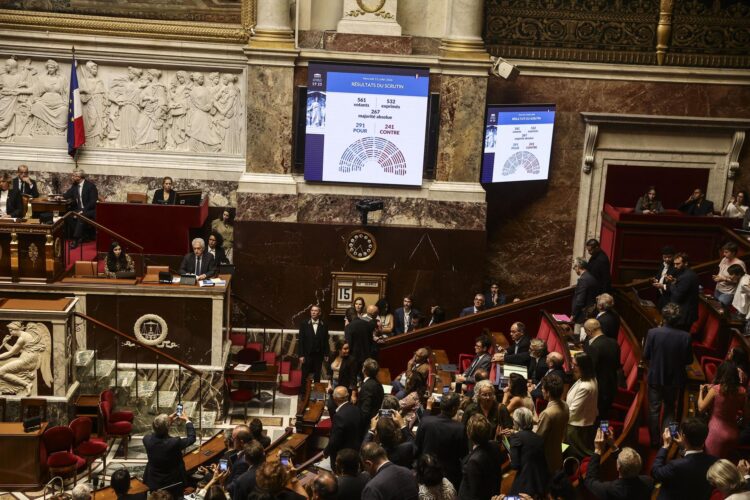 Pantallas muestran los resultados de la votación sobre un proyecto de ley relativo al derecho a la muerte asistida en la Asamblea Nacional de París, Francia, este miércoles. EFE/EPA/TERESA SUAREZ