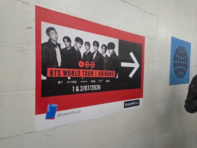 Un cartel del grupo de K-pop BTS anuncia sus conciertos en una pared de una estación de metro en Bruselas, Bélgica, el 1 de julio de 2026. EFE/EPA/YONHAP COREA DEL SUR SIN DIFUSIÓN