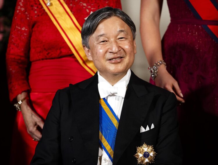 ÁMSTERDAM (Países Bajos), 17/06/2026.- El emperador japonés Naruhito posa para una foto grupal con la casa real de Países Bajo antes de un banquete de Estado en el Palacio Real de Ámsterdam, Países Bajos, el 17 de junio de 2026. 
EFE/EPA/REMKO DE WAAL