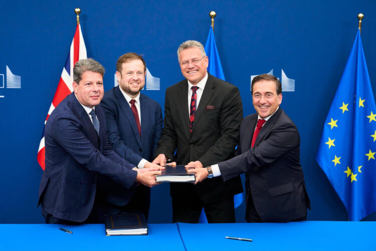 La Unión Europea (UE) y el Reino Unido firmaron este martes el acuerdo sobre Gibraltar, que supondrá el derribo de la verja que separaba a la colonia británica de territorio español y definirá el nuevo encaje del enclave tras el Brexit. EFE/ @jmalbares en X - SOLO USO EDITORIAL/SOLO DISPONIBLE PARA ILUSTRAR LA NOTICIA QUE ACOMPAÑA (CRÉDITO OBLIGATORIO) -