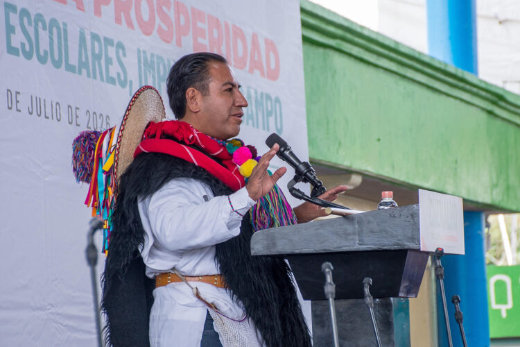 El gobernador de Chiapas, Eduardo Ramírez, habla durante un acto protocolario este viernes en el municipio de Chenalhó en Chiapas (México). EFE/Carlos López