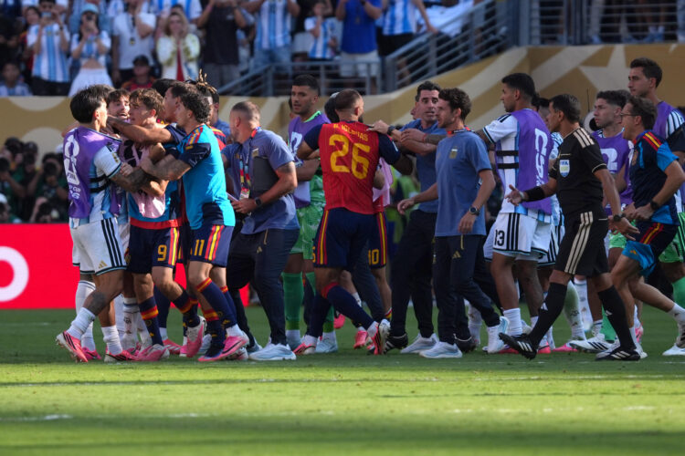 Foto de archivo de los incidentes tras la final del Mundial entre Argentina y España. La Comisión Disciplinaria de la FIFA inició un procedimiento contra la Asociación del Fútbol Argentino (AFA), así como contra varios de sus jugadores y el español Gavi, tras los incidentes ocurridos al término de la final del Mundial 2026 disputada en el estadio MetLife de Nueva Jersey (Estados Unidos). EFE/ Angel Colmenares/Archivo