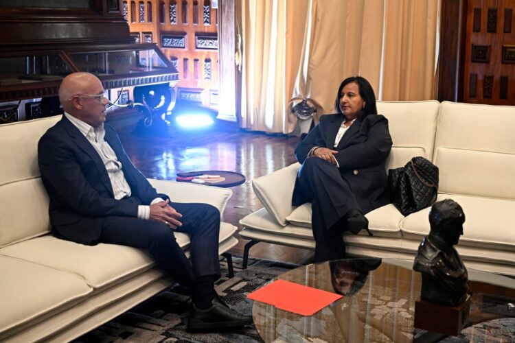 Dinorah Figuera se reunión con Jorge Rodríguez el mes pasado, antes del terremoto | AFP