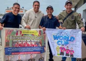 Árbitros venezolanos que participaron en el Mundial reciben homenajes en su regreso al país