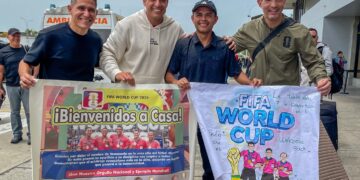 Árbitros venezolanos que participaron en el Mundial reciben homenajes en su regreso al país