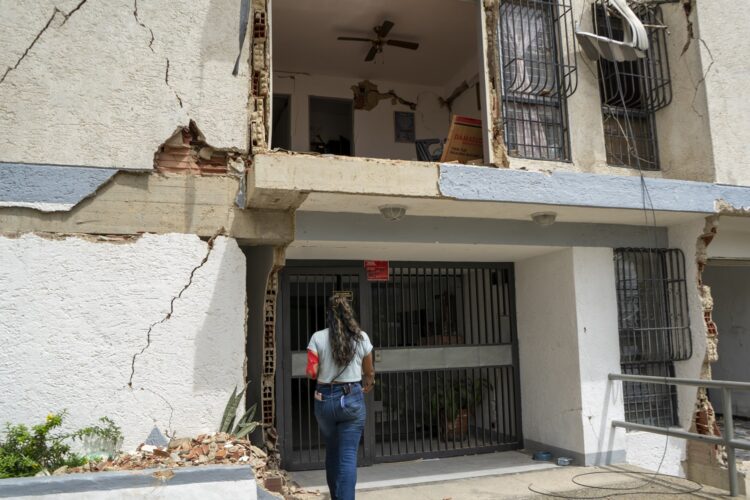 El terremoto derrumbó edificios, abrió grietas y cambió para siempre la rutina de cientos de familias en Guarenas y Guatire | Foto Tairy Gamboa/El Nacional