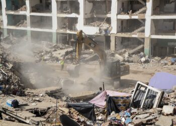 «Nuestros seres queridos no son escombros»: familiares en La Guaira exigen recuperar los cuerpos antes de demoler los edificios