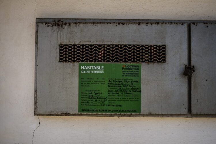 Las etiquetas verde indican que un inmueble es habitable. Fotografía: Armando Díaz.