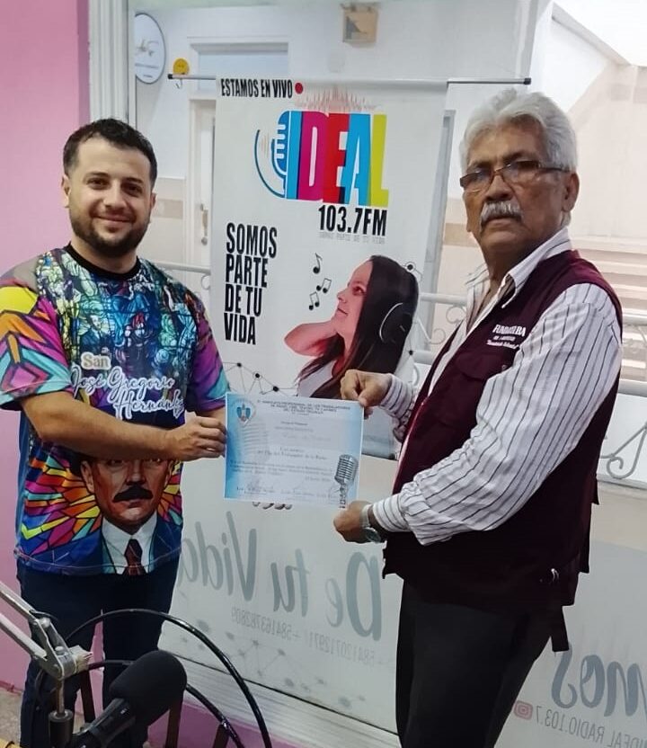Entrega de reconocimiento a la emisora Ideal 103.7FM.