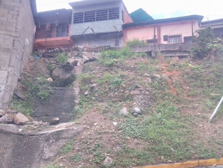 El talud que sostiene las viviendas se desmorona poco a poco, amenazando la estabilidad de los hogares.