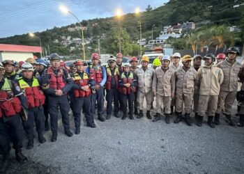 Funcionarios merideños relevan compañeros rescatistas en La Guaira