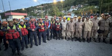 Funcionarios merideños relevan compañeros rescatistas en La Guaira