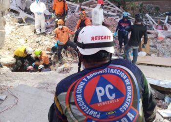 Valientes rescatistas merideños son luz en medio de la dificultad