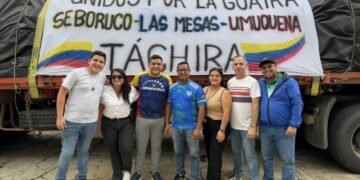 Los alcaldes de Seboruco y Antonio Rómulo Costa junto a su equipo de trabajo. Foto: Luisnel Guerrero.