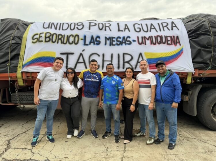 Los alcaldes de Seboruco y Antonio Rómulo Costa junto a su equipo de trabajo. Foto: Luisnel Guerrero.