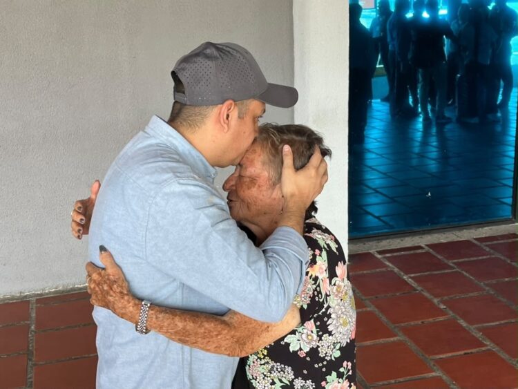  Jackson Vera se reencuentra con su abuela al llegar al estado Táchira. Foto: Carlos Eduardo Ramírez  
