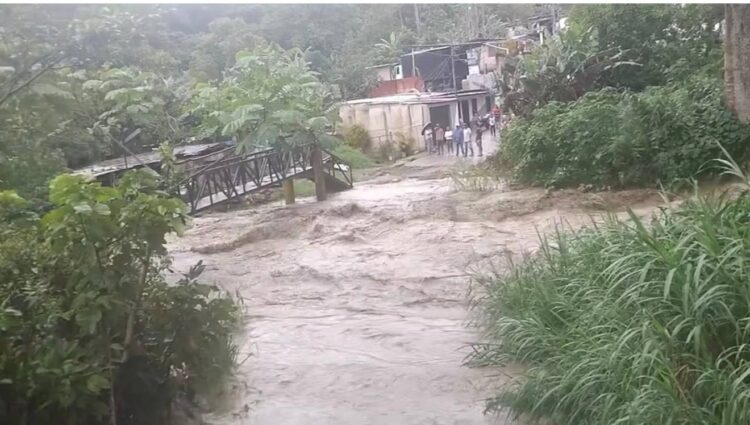 Habitantes de Bramón, municipio Junín del estado Táchira, registran crecida del río. Foto: cortesía.
