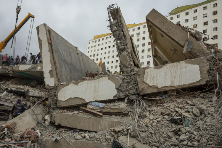 AME440. CARABALLEDA (VENEZUELA), 18/07/2026.- Fotografía que muestra escombros de edificios destruidos por terremotos este viernes, en Caraballeda (Venezuela). La cifra de muertos por el doble terremoto del pasado 24 de junio en Venezuela ascendió a 5.069, tras sumarse 139 nuevos fallecimientos, informó el presidente del Parlamento, Jorge Rodríguez, quien también detalló que la cantidad de heridos se mantiene en 16.740. EFE/ Miguel Gutiérrez