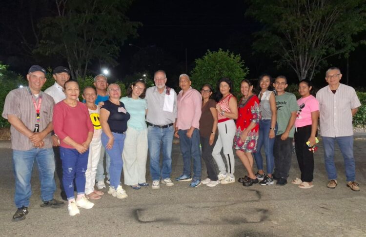 El grupo de artistas compartió con amigos y vecinos