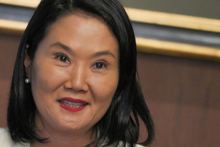 La presidenta electa de Perú, Keiko Fujmori, habla durante una reunión con el presidente del Banco Central de Reserva del Perú (BCRP), Julio Velarde, este lunes en Lima (Perú). EFE/ John Reyes Mejía