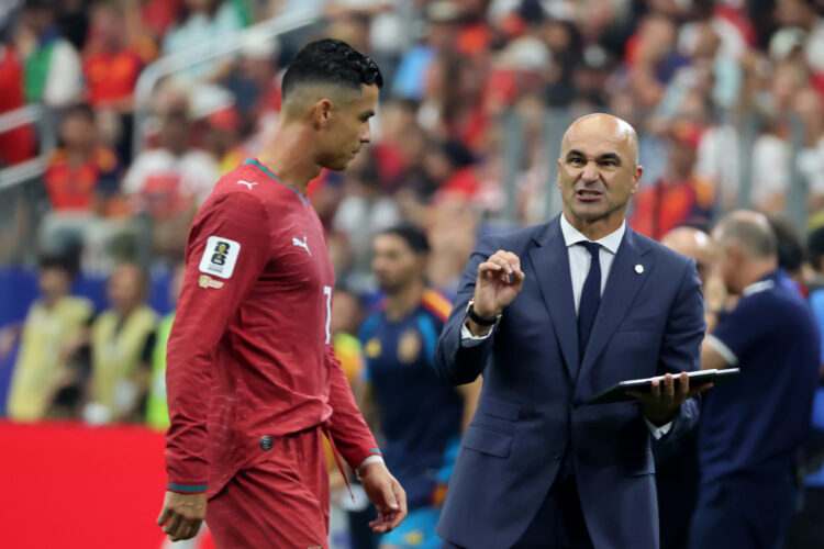 El seleccionador de Portugal Roberto Martínez (d) habla con Cristiano Ronaldo en el partido de los octavos de final del Mundial de la FIFA 2026 entre Portugal y España en el estadio AT&T en Arlington (Estados Unidos). EFE/ Lavandeira Jr