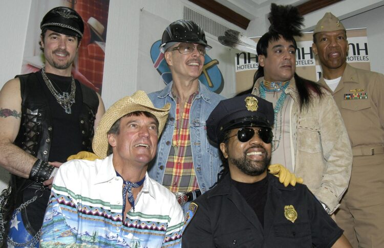 Victor Willis (3d), vocalista principal de la formación original de Village People posa con sus compañeros de grupo el 20 de abril de 2004 durante el anuncio de una serie de conciertos en México. Willis, vocalista principal de la formación original de Village People y coautor de éxitos como 'YMCA' o 'In the Navy', ha fallecido a los 74 años tras una "corta pero agresiva enfermedad". EFE/Guillermo Granados