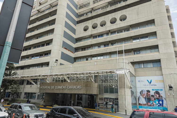 Fotografía de archivo que muestra la entrada del Hospital de Clínicas Caracas donde fue trasladado Hernán Gil en Caracas (Venezuela). EFE/ Henry Chirinos