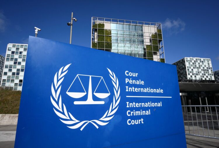 Esta vista general muestra el exterior y el logotipo de la Corte Penal Internacional (CPI) en La Haya, el 28 de marzo de 2026. Foto: JOHN THYS / AFP