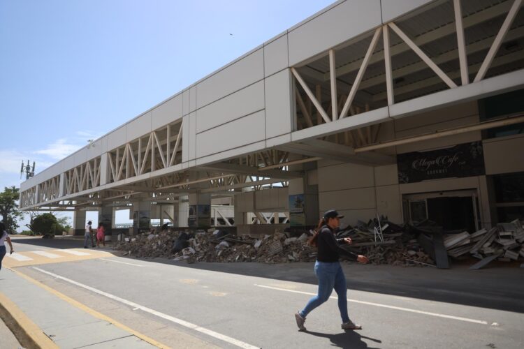 La terminal mantiene vuelos puntuales y cumple una función estratégica para el ingreso de ayuda humanitaria y equipos de rescate | EFE/ Miguel Gutiérrez