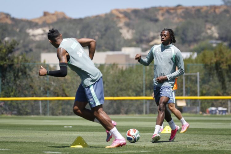 Los jugadores de la selección de Suiza Manuel Akanji (i) y Johan Manzambi, durante un entrenamiento en San Diego, California. EFE/EPA/PETER KLAUNZER