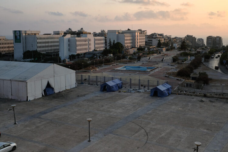 Decenas de personas del sur de Líbano siguen desplazadas en el Estadio Ciudad Deportiva de Beirut por el temor a los ataques israelíes. EFE / Edgar Gutiérrez