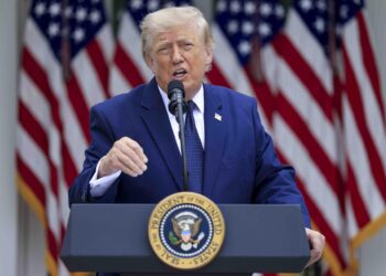 Trump impone aranceles del 50 % a la mayoría de las importaciones procedentes de Canadá