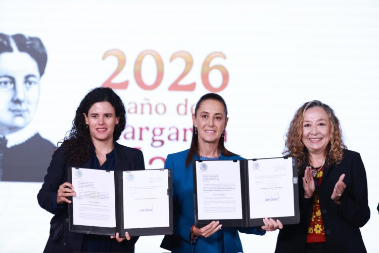 La presidenta de México, Claudia Sheinbaum (c); la consejera jurídica de la Presidencia, Luisa María Alcalde (i), y la subsecretaria del Derecho a una Vida Libre de Violencia, Secretaría de las Mujeres Ingrid Gómez Saracibar, posan durante una rueda de prensa este miércoles, en el Palacio Nacional de Ciudad de México (México). EFE/ Mario Guzmán