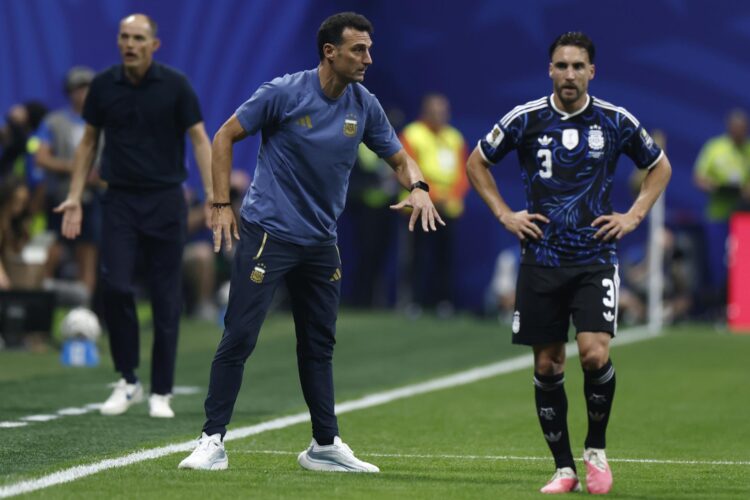 El seleccionador argentino de fútbol, Lionel Scaloni, reacciona durante el partido de este miércoles, disputado contra Inglaterra, correspondiente a las semifinales del Mundial 2026. EFE/ WILL OLIVER