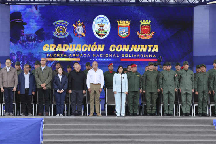 Fotografía cedida por Prensa de Miraflores de la presidenta encargada de Venezuela, Delcy Rodriguez (c), participando en un acto conmemorativo por la independencia del país. EFE/ Prensa Miraflores