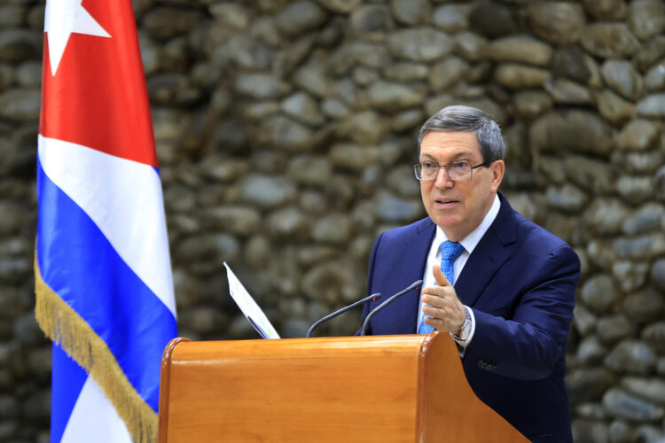 Fotografía de archivo del 30 de junio de 2026 del ministro de Relaciones Exteriores de Cuba, Bruno Rodríguez, hablando durante una rueda de prensa en La Habana (Cuba). Rodríguez advirtió que, pese a la hostilidad estadounidense, "la bandera revolucionaria" de Cuba "no se plegará jamás", ni siquiera ante una intervención militar. EFE/ Ernesto Mastrascusa ARCHIVO