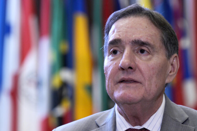 El director de la Organización Panamericana de la Salud (OPS), Jarbas Barbosa, habla durante una entrevista con EFE en la que señala que la recuperación del sistema sanitario venezolano tras los terremotos debe ser una oportunidad para corregir deficiencias estructurales que ya existían antes de la catástrofe en Washington (Estados Unidos). EFE/Lenin Nolly