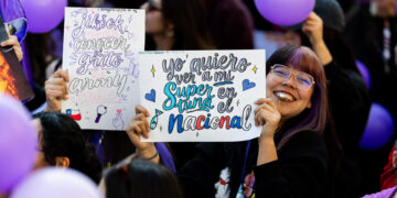 Seguidores de BTS protestan contra suspensión de conciertos en Chile: «¡Es muy injusto!»