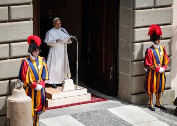 El papa pide no olvidar a quienes «sufren y mueren» por las guerras