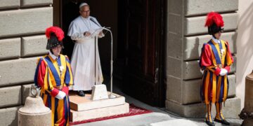 El papa pide no olvidar a quienes «sufren y mueren» por las guerras