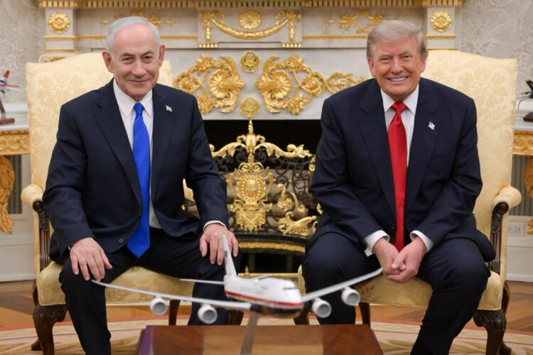 Fotografía tomada de la cuenta oficial en X del primer ministro israelí, Benjamín Netanyahu (i), donde aparece posando junto al presidente de Estados Unidos, Donald Trump (d), durante una reunión este martes, en la Casa Blanca en Washington (EE.UU.). El encuentro, el octavo entre Trump y Netanyahu desde que el presidente estadounidense regresó al poder, en enero de 2025, estuvo cerrado a la prensa y se produjo antes de que los dos líderes asistan a los funerales en Washington del senador republicano Lindsey Graham, ferviente simpatizante de la causa israelí. EFE/ @netanyahu /SOLO USO EDITORIAL/ NO VENTAS/ SOLO DISPONIBLE PARA ILUSTRAR LA NOTICIA QUE ACOMPAÑA (CRÉDITO OBLIGATORIO)