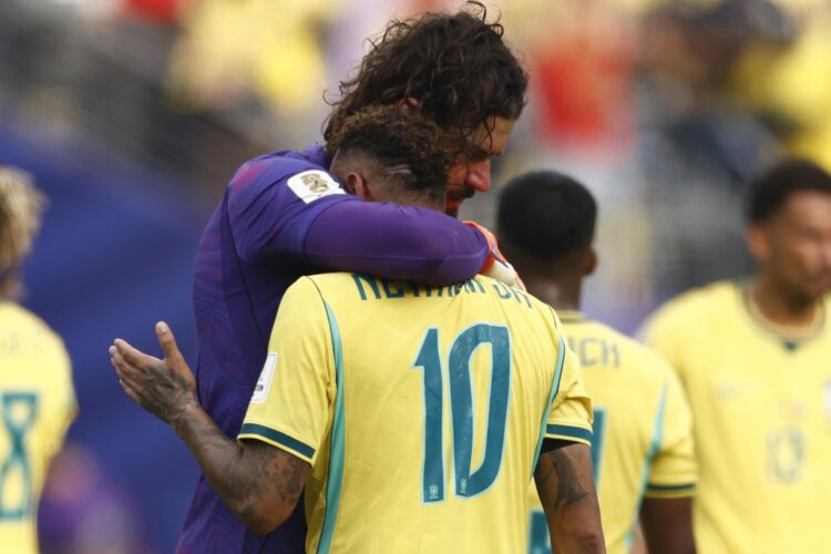 El brasileño Neymar (d) es consolado por el portero Alisson tras la eliminación de Brasil en el Mundial 2026. EFE/EPA/WILL OLIVER