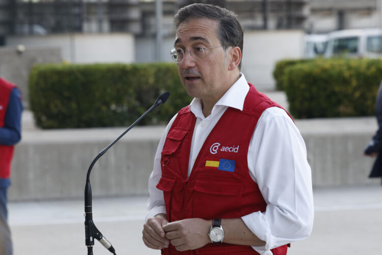 El ministro de Asuntos Exteriores, José Manuel Albares da un discurso durante la despedida este miércoles en el aeropuerto de Barajas del equipo médico de emergencia de la AECID que se desplegará en Venezuela para atender a las víctimas de los terremotos. EFE/JJ Guillén