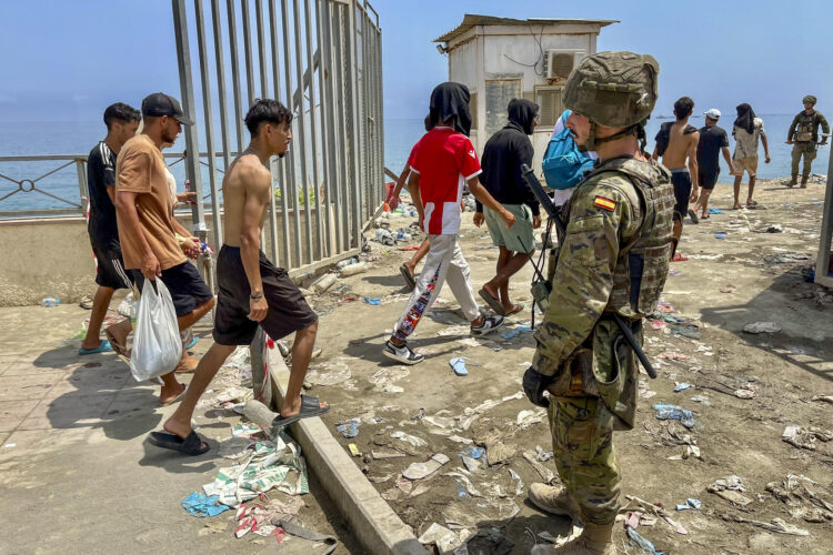 Un número de inmigrantes regresan a pie a su país de origen (Marruecos), este viernes. El número de cadáveres encontrados en las últimas horas en la costa de la ciudad española de Ceuta tras la entrada masiva de personas procedentes de Marruecos asciende ya a 43, informaron a EFE fuentes policiales. Las fuerzas de seguridad y los servicios de emergencia siguen localizando algunos cuerpos de las miles de personas, sobre todo marroquíes y argelinos, que se lanzaron al mar desde las costas marroquíes de Castillejos para intentar alcanzar la costa ceutí a nado en los últimos días; y no se descarta que la cifra continúe aumentando. EFE/ Reduan Dris