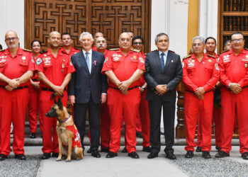 Perú condecora a cuarenta rescatistas que participaron en labores de búsqueda en Venezuela